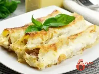 Каннеллоні, начинені фаршем, під соусом бешамель