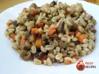 Перлова каша з грибами та морквою