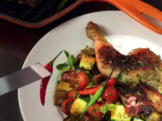 Курча, мариноване в гострих спеціях, з овочами