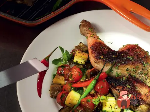 Курча, мариноване в гострих спеціях, з овочами