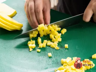 Крок 3: Курник з куркою, сиром та помідорами
