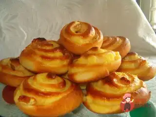 Здобні булочки з ванільним пудингом