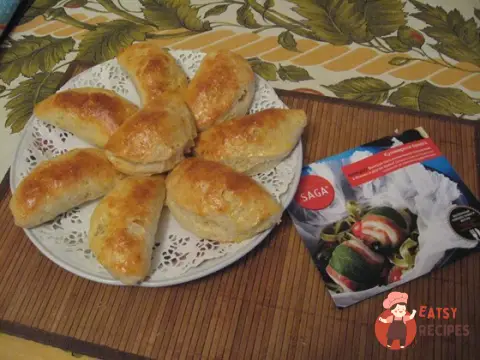 Тістечка з сирного тіста з яблуками та цукром