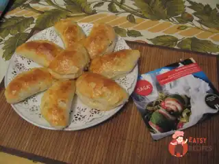 Тістечка з сирного тіста з яблуками та цукром