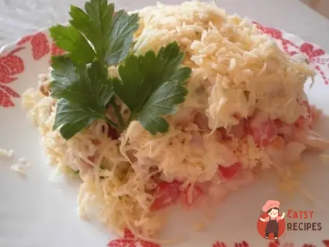 Салат з курячим філе, сухариками та овочами.