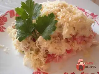 Салат з курячим філе, сухариками та овочами.