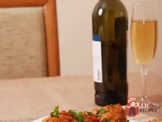 Курка з червоним перцем у винному соусі.