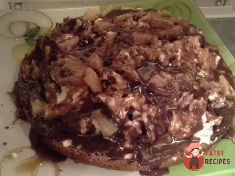 Сметанний торт з ананасами