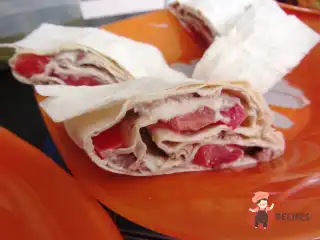 Рулет з лаваша з рибою та сиром