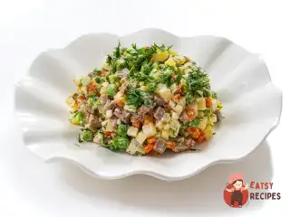 Класичний олив'є з м'ясом та яблуком