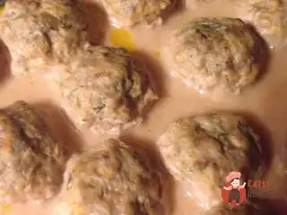 М'ясні кульки у томатно-сметанному соусі