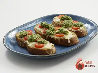 Гарячі бутерброди капрезе з домашнім песто