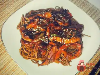 Курка в солодко-гострому соусі з гречаною локшиною (Торі яки соба)