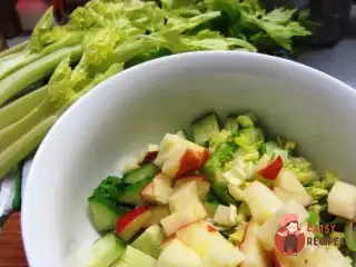 Легкий салат із селери, курячим філе та яблуками