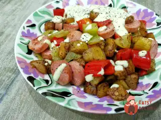 Соті з баклажану та сосисок