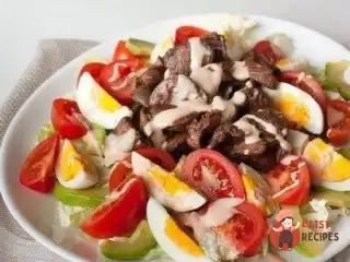 Перигірський салат з курячою печінкою та овочами.