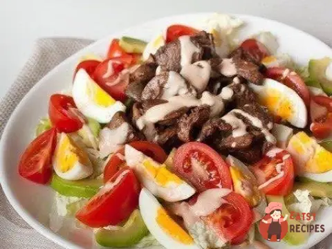 Перигірський салат з курячою печінкою та овочами.