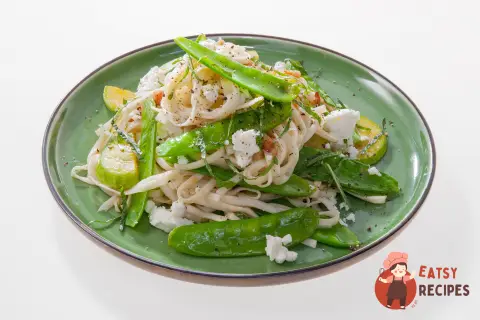 Пшенична локшина з кабачками та фетою