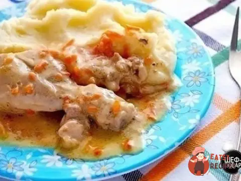 Курка в молочно-сметанному соусі з грибами