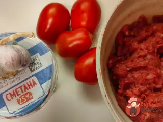 Крок 1: Тефтелі з яловичо-курячого фаршу тушковані з помідорами та часником у сметанному соусі