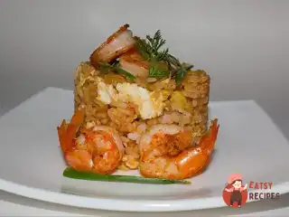 Смажений рис з куркою та креветками по-тайському