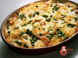 Запечена паста з сиром, шинкою та горошком