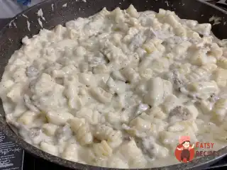 Макарони у вершковому соусі з беконом