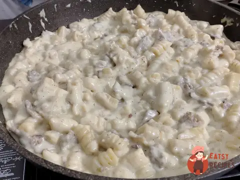 Макарони у вершковому соусі з беконом