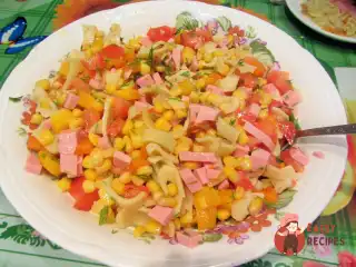 Італійський салат з овочами, шинкою та сиром