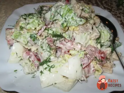 Салат з пекінською капустою, куркою та сухариками.