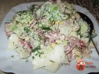 Салат з пекінською капустою, куркою та сухариками.