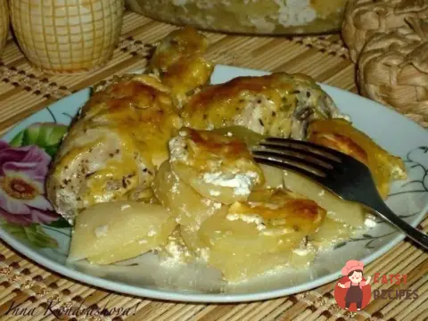 Картопля з курячими ніжками у духовці