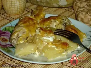 Картопля з курячими ніжками у духовці