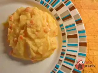 Картопляне пюре з конкасом з помідорів і розмарином.