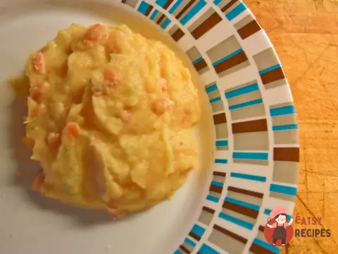 Картопляне пюре з конкасом з помідорів і розмарином.