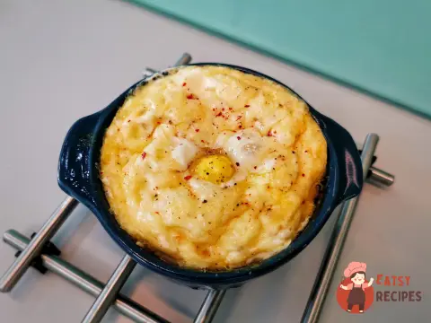 Білкова яєчня з сиром у духовці