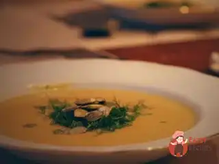 Гарбузовий крем-суп із зеленню та насінням