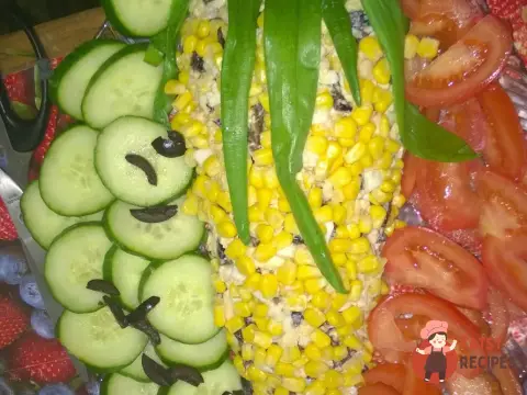 Салат з кукурудзою та чорносливом