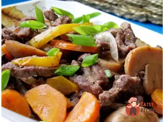 Яловичина з грибами в соєвому соусі на норі.