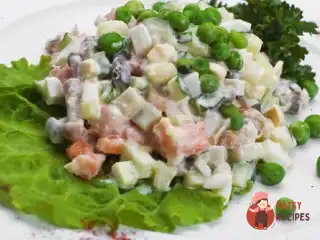 Салат з овочів з шинкою, йогуртом та анчоусами