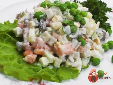 Салат з овочів з шинкою, йогуртом та анчоусами