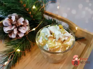 Салат з куркою, сиром та ананасами