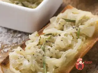 Закуска із солодкої цибулі та кінзи