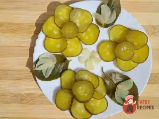 Огірки на зиму як бочкові під залізною кришкою