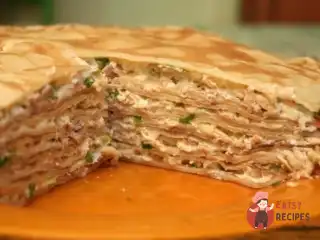 Торт із яєчних млинців з курячою начинкою