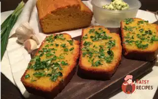 Кукурудзяний Хліб Із Зеленню Та Часником