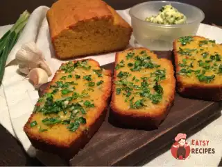 Кукурудзяний хліб із зеленню та часником