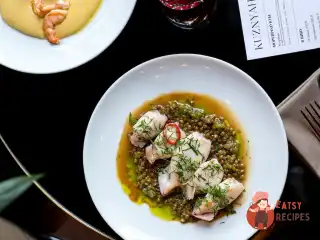 Кальмар на грилі з рагу з сочевиці та цибулею