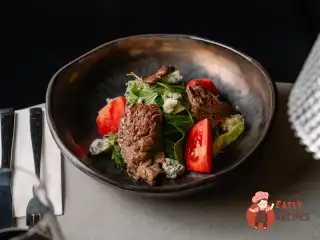 Теплий салат із телятиною та блакитним сиром