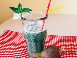 Зелений коктейль з ківі, петрушки та меду